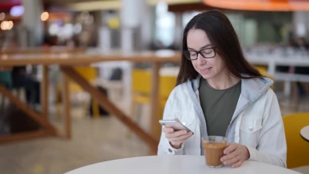 Visiteuse de café utilise smartphone pour communiquer sur Internet — Video