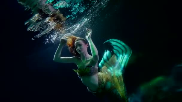 Romantische und geheimnisvolle Meerjungfrau schwimmt allein in der dunklen Tiefe des Ozeans oder Meeres — Stockvideo