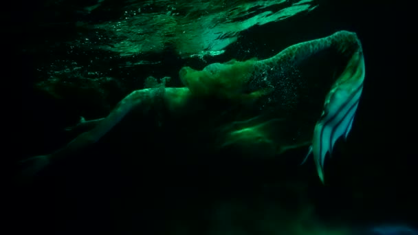 Zeemeermin drijft in de diepte van magische meer in de nacht, duisternis en geheimzinnigheid — Stockvideo