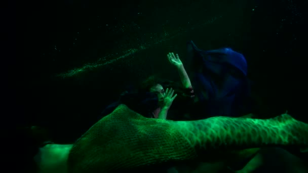 Mujer ahogándose y sirena misteriosa en la profundidad del río mágico o el océano — Vídeo de stock