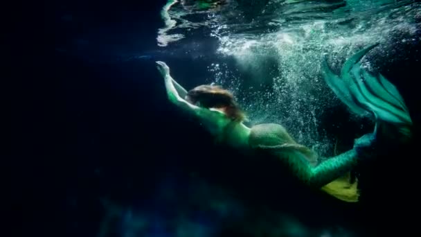 Тайна океана: загадочная русалка плавает и движется под водой — стоковое видео