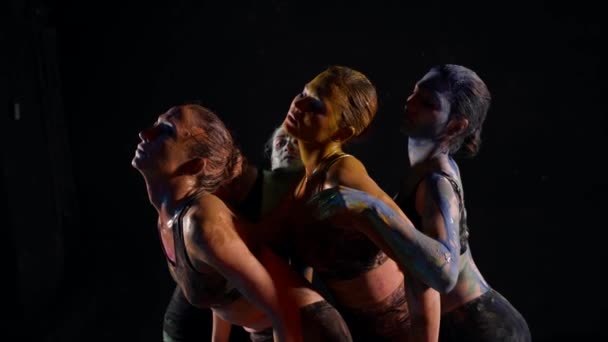 Danza emocional del equipo de baile de las señoritas, las mujeres cubiertas por pinturas están bailando juntas — Vídeo de stock