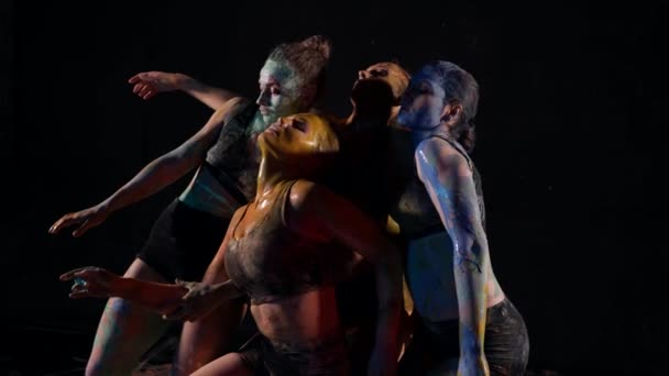 Estudiantes de la escuela de baile están ensayando danza creativa moderna, las mujeres jóvenes están cubiertas por tintes — Vídeo de stock