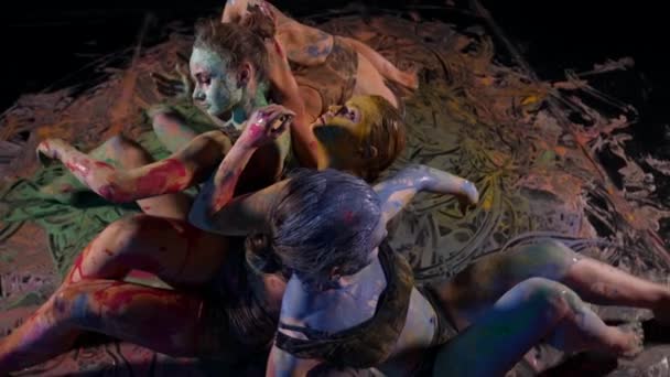 Belles danseuses bougent, les corps sont recouverts de colorants multicolores — Video
