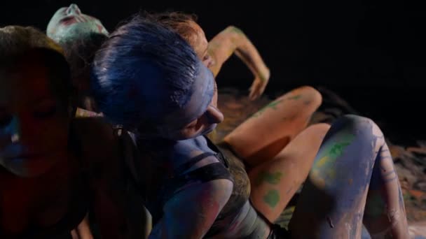 Сучасна хореографія і мистецтво, жінки в фарбах танцюють на підлозі в студії — стокове відео