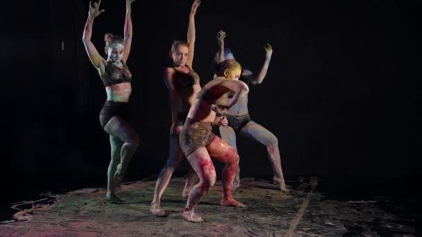 Modern ballet, vier dansers vrouwen dansen in het donker, vrouwelijke lichamen zijn bedekt met verf — Stockvideo