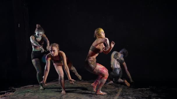 Tancerki poplamione kolorowymi farbami tańczą w ciemności, nowoczesny balet — Wideo stockowe