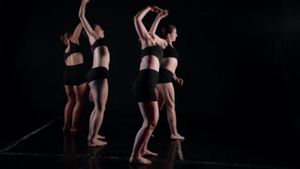 Repetitie in dansles, vier jonge ballerina 's trainen moderne choreografie — Stockvideo