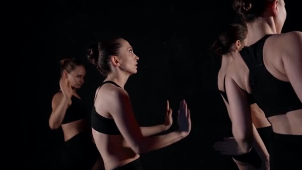 Kvinnliga studenter i dansstudio repeterar i dansklass, övar koreografins rörelser — Stockvideo