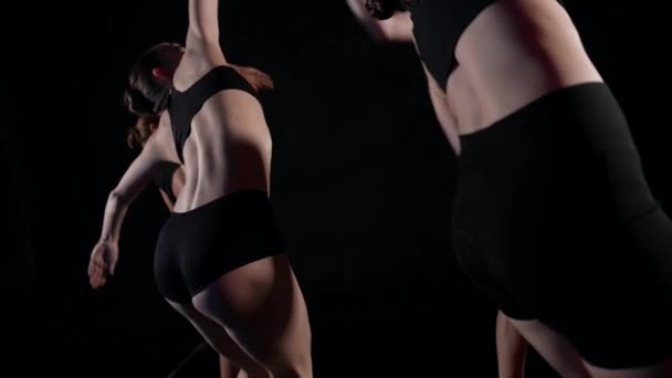 Cuatro señoras sexy están bailando en la oscuridad sincronamente, ensayo de danza moderna de bailarinas — Vídeos de Stock