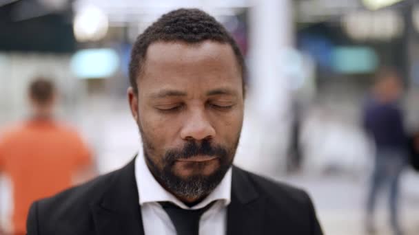 불행하고 좌절 한 흑인 남자, 기분나쁜 표정, 감정적 인 초상화 — 비디오