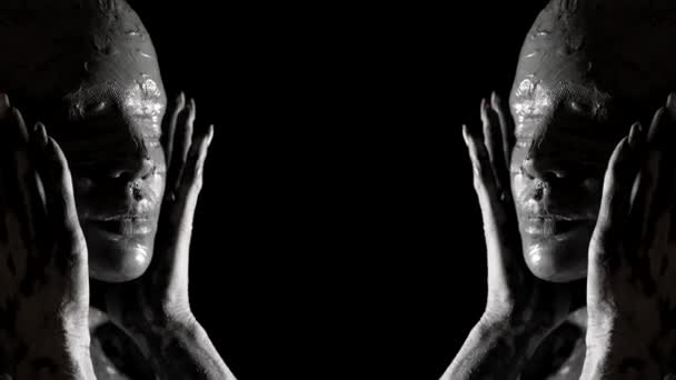 Rejtély és horror, kettős portré lövés bekötött szemmel nő borított agyag a sötétben — Stock videók