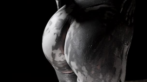Sexy vrouwelijke billen zijn bedekt met modder of klei, close-up shot van verleidelijke vrouw lichaam — Stockvideo