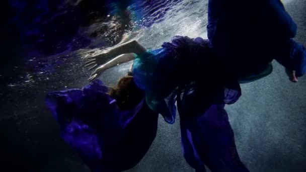 Plan sous-marin avec incroyable belle jeune femme en robe bleue, vue romantique et mystérieuse — Video