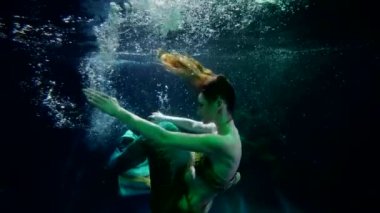 Gizemli su perisi sihirli gölün suyunda yüzüyor, aktris ya da model için balık kuyruklu sanat kıyafeti