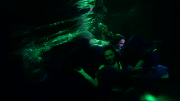 Monde sous-marin mystérieux avec naïade, sirène, ondine, les femmes flottent en profondeur — Video