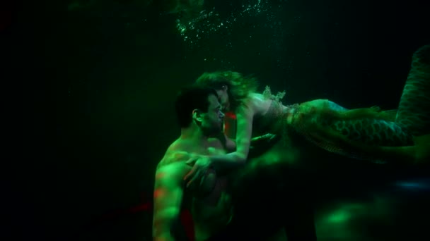 Smyslná mořská panna láká člověka pod vodou, svalnatý muž přijímá tajemnou vodní nymfu — Stock video