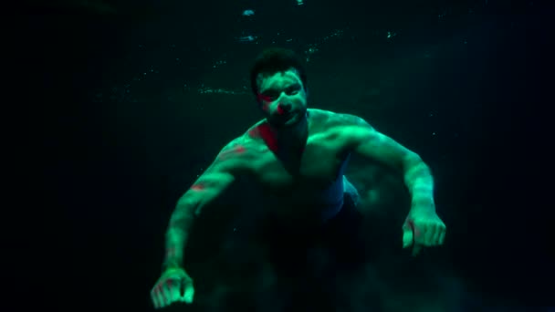 Colpo subacqueo di nuoto uomo, drammatico luce verde, sogno o concetto di fantasia — Video Stock