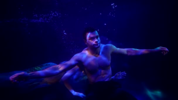 Sirena fiaba sta salvando marinaio affondato in profondità dell'oceano dopo naufragio, al rallentatore sott'acqua — Video Stock