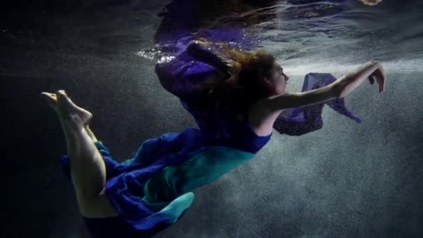 Fiume misterioso, donna sta nuotando dentro l'acqua, colpo di rallentatore subacqueo — Video Stock