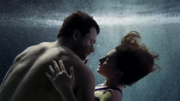 Láska a vášeň a vnitřní voda z moře nebo bazénu, milující pár je plovoucí, muž je objímání přítelkyně — Stock video