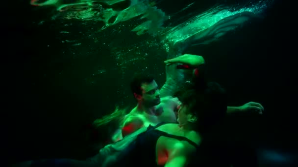 Υποβρύχιο πλάνο με τον άνθρωπο και δύο γοργόνες σε σκοτεινό βάθος της θάλασσας ή του ποταμού, μυστηριώδες παραμύθι — Αρχείο Βίντεο