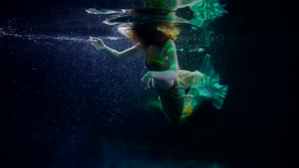 Mysterieuze water-nimf met vissenstaart zwemt alleen in de diepte van de zee, fantastische onderwater schot — Stockvideo
