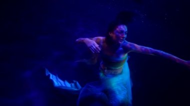 Deniz kızının karanlık derinliklerde yüzdüğü su altı dünyası hakkında harika bir rüya.