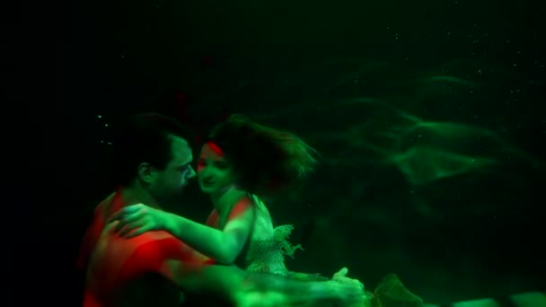 Romantis tanggal fantasi putri duyung dan manusia di bawah air, cahaya hijau misterius — Stok Video