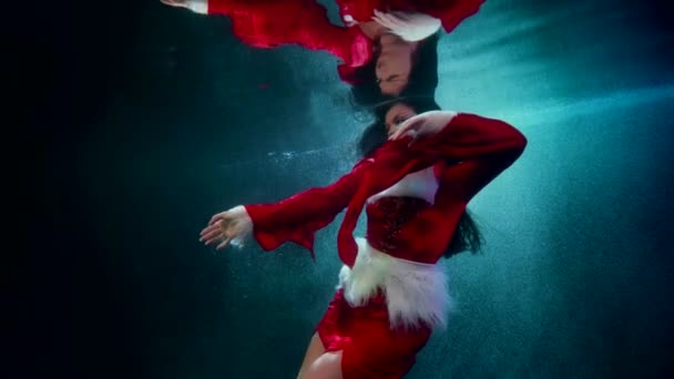 Increíble mujer en vestido rojo está flotando bajo el agua, cuento de hadas y el estado de ánimo de Navidad — Vídeos de Stock