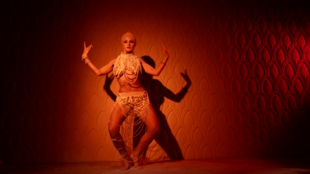 Привлекательная полуголая женщина танцует экзотический восточный танец в темной комнате королевского дворца — стоковое видео