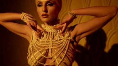 Koca memeli seksi bayan esrarengiz oryantal dans, egzotik dans gösterisi ve gösteri yapıyor.