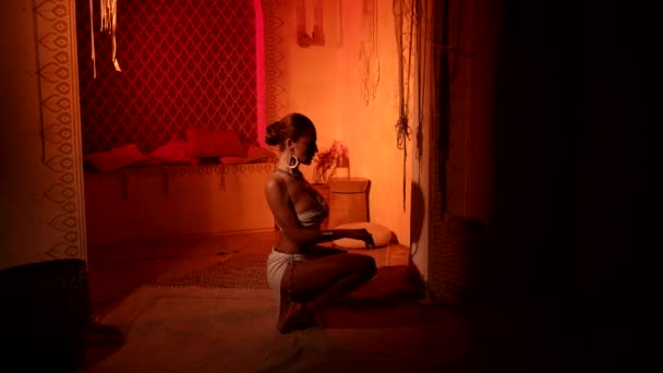 Sedutor mulher dançarina do ventre está dançando na noite, sexualidade e feminilidade, senhora enigmática em harém — Vídeo de Stock