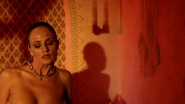 Çekici beyaz kadın Hint ya da Arap dansı gibi baştan çıkarıcı giyinmiş.