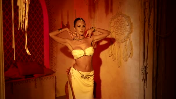 Árabe cuento de hadas impresionante sexy mujer está bailando danza del vientre en la noche, fantasía exótica — Vídeo de stock