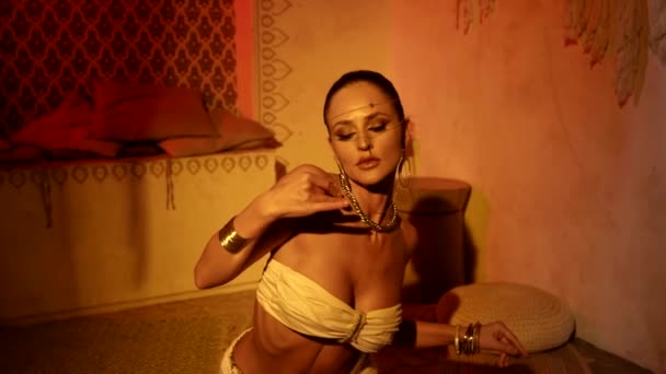 Сексуальна леді з приголомшливим красивим тілом танцює екзотичний східний танець вночі — стокове відео