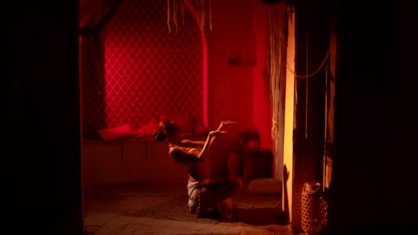 Tentatrice sta ballando danza araba nella notte, donna seducente si muove lentamente in interni orientali — Video Stock