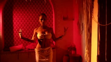 Esrarengiz kadın, cinsel açıdan doğulu ya da Arap sarayı, antik kültür ve gelenekleriyle dans ediyor.