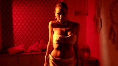 Güzel bir kadının esrarengiz ve hipnotik dansı, Arap tarzı veya doğulu tarzı ve kültürü.