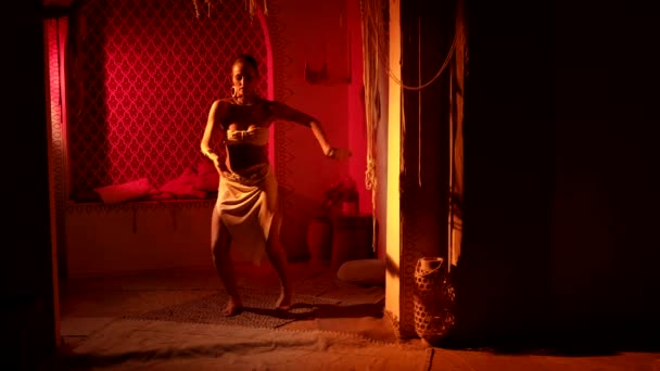 Потрясающая танцовщица танцует в одиночестве ночью, исполняя экзотический арабский танец во дворце — стоковое видео