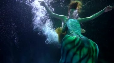 Deniz kızı kostümlü seksi bayan gizemli ve peri masalı denizinde yüzüyor. Balık kuyruklu model kadın.
