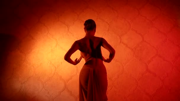 Восточный танец и стриптиз, сексуальная женщина с голым туловищем извивается в арабском интерьере — стоковое видео