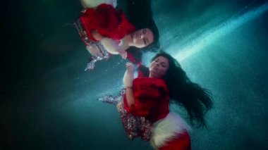 Kış gölü ya da nehrin içinde, Suyun altında gizemli bir gölette süzülüyor.