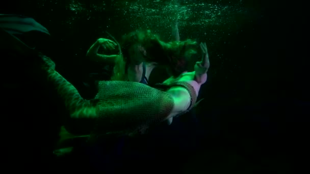 两个水仙女在水深火热、童话故事和有关美人鱼的神话中一起游泳 — 图库视频影像
