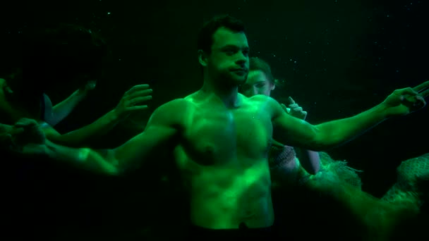 Homem afundado no mundo subaquático, figura de homem bonito e sereia em profundidade escura — Vídeo de Stock