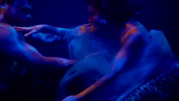 Undervattensfantasi med sjöjungfru och sjunken man, slow motion i blå toner — Stockvideo