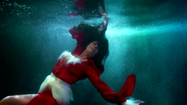 Lenyűgöző víz alatti lövés lebegő nő, fantasztikus téli tündérmese — Stock videók