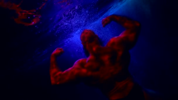 Poder de Poseidon dentro do mar ou do oceano, silhueta homem brawny em profundidade escura e misteriosa — Vídeo de Stock