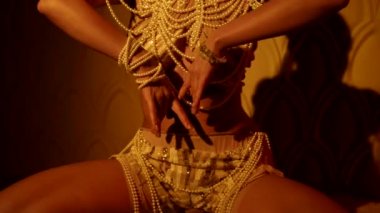 Baştan çıkarıcı kadın dans ediyor, oryantal dans ediyor, ellerini ve kafasını oynatıyor.