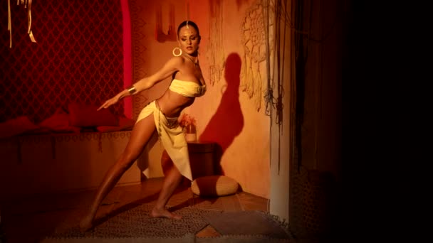 Exotická tanečnice předvádí svůj sexuální tanec v noci, taneční vystoupení a show — Stock video